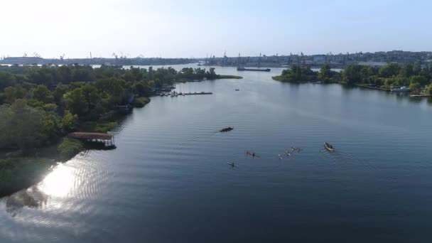 KHERSON, UKRAINE - 20 Eylül 2021, su sporları, can yelekli bir grup insan nehir üzerinde kano ve yeşil ağaçların arka planında yüzerken antreman yapıyorlar. — Stok video