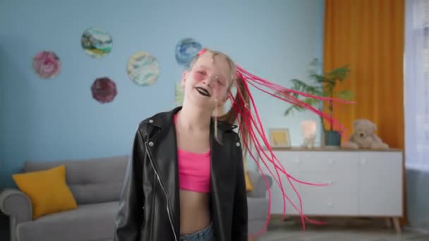 Divatos női gyermek fekete ajkak integető haj rózsaszín copfot, portré elegáns kislány keresztbe karok néz kamera — Stock videók