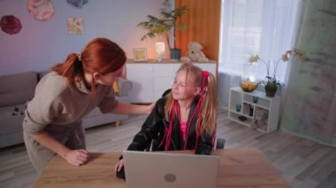 Aile içi şiddet, internet bağımlılığı, öfkeli anne çıldırıyor ve bilgisayar bağımlılığı olan kızından bilgisayar faresi alıyor.