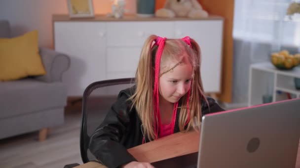 満足中毒のティーンエイジャーは、ラップトップ上でビデオゲームをプレイピンクのピグテールとファッショナブルな女の子が積極的にキーボードとマウスをクリック — ストック動画