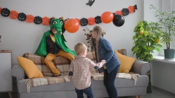 Festa de Halloween, crianças jogando catch-up run em casa, menino em diversão traje de dragão correndo com amigos — Vídeo de Stock