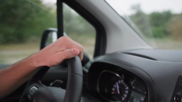 Voiture de conduite, homme conduisant un véhicule avec les mains sur le volant pour conduire le véhicule en voyage, gros plan — Video