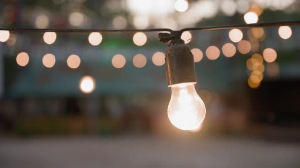 Laternen für den Urlaub, dekorative Lampe für Gartendekoration auf glühendem Bokeh-Hintergrund, Nahaufnahme — Stockvideo