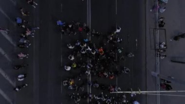 KHERSON, UKRAINE - 7 Eylül 2021 Tavria Melpomene Festivali, bayram kutlamaları sırasında yolda koşan kalabalık,