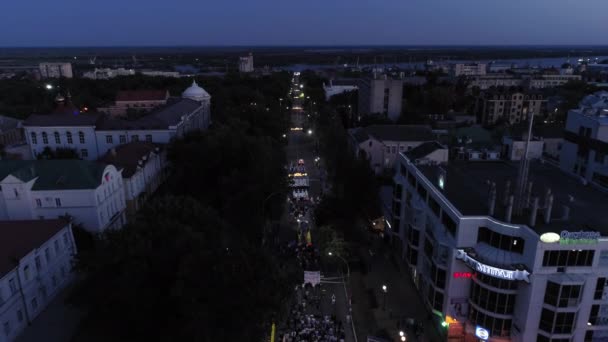 KHERSON, UKRAINE - 7 septembre 2021 Festival Melpomene de Tavria, joyeux citadins marchent le long de la rue principale de la ville pendant le défilé nocturne, aérien — Video