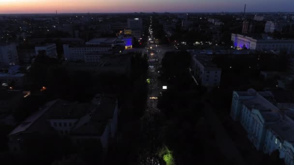 KHERSON, UKRAINE - 7 septembre 2021 Festival Melpomene de Tavria, parade nocturne avec foule de personnes marchant le long de la rue principale de la ville pendant la célébration du festival, aérien — Video