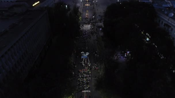 KHERSON, UKRAINE - 7 septembre 2021 Festival Melpomene de Tavria, défilé festif de personnes avec des ballons célébrant joyeusement les vacances et marchant le long de la rue principale de la ville de nuit, aérien — Video