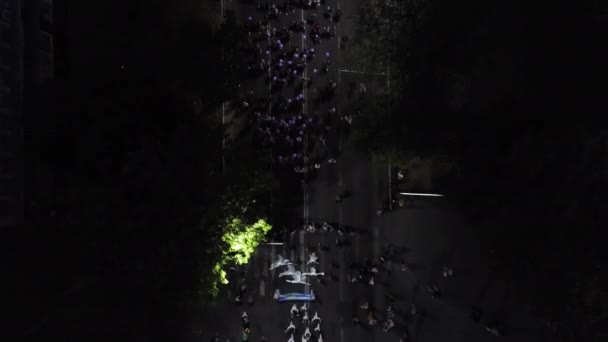 KHERSON, UKRAINE - 7 septembre 2021 Festival Melpomene de Tavria, défilé festif des citadins marchant le long de la rue principale de la ville la nuit, aérien — Video
