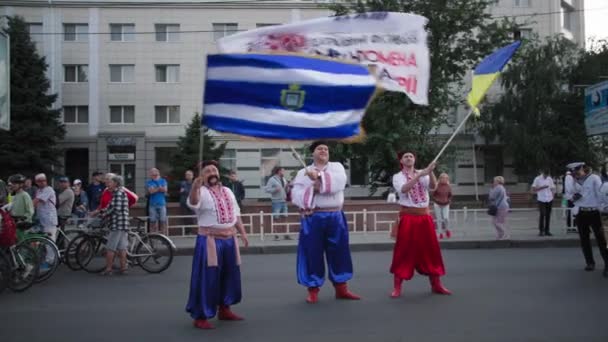 KHERSON, UKRAINE - septembre 7, 2021 Festival Melpomene de Tavria, souriant Cosaques ukrainiens avec des drapeaux dans leurs mains agitant le fond de la foule de personnes et de jeunes marins pendant le défilé à — Video