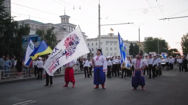 KHERSON, UKRAINE - 7. September 2021 Festival Melpomene of Tavria, Männer in Kosakenanzügen mit Fahnen in den Händen stehen während des Stadtfestes hinter Matrosen auf der Hauptstraße der Stadt — Stockvideo