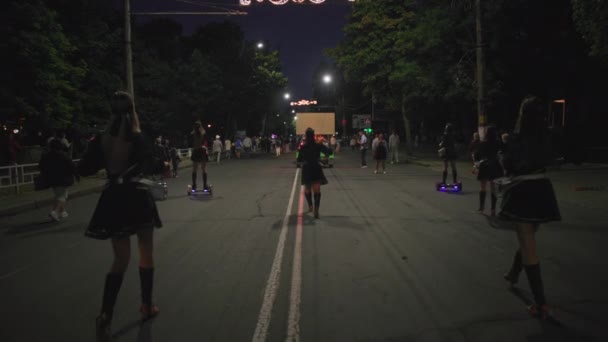 KHERSON, UKRAINE - September 7, 2021 Festival Melpomene of Tavria, young women in suits, drums in hand, march down main street of city during late evening parade — Stockvideo