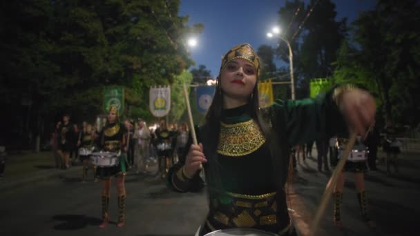 KHERSON, UKRAINE - 7 septembre 2021 Festival Melpomene of Tavria, charmante fille adulte en costume avec instrument à percussion dans les mains tambour arrière-plan de batteuses lors d'une soirée — Video