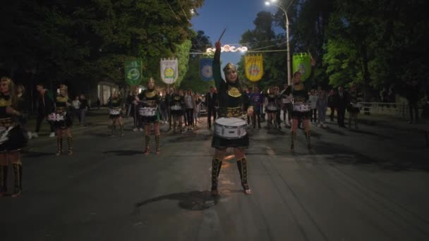 KHERSON, UKRAINE - 7 Σεπτεμβρίου 2021 Φεστιβάλ Μελπομένη της Ταυρίας, χαρούμενοι drummers με μουσικά όργανα παίζουν κατά τη διάρκεια της παρέλασης στον κεντρικό δρόμο της πόλης κατά τη διάρκεια της βραδινής παρέλασης — Αρχείο Βίντεο