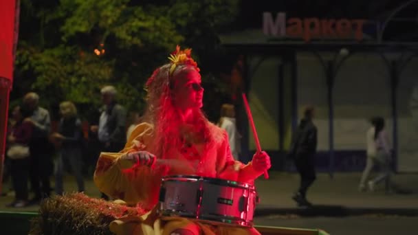 KHERSON, UKRAINE - 7 septembre 2021 Festival Melpomene of Tavria, beautiful girl in costume plays the drum during the festive evening parade — Video