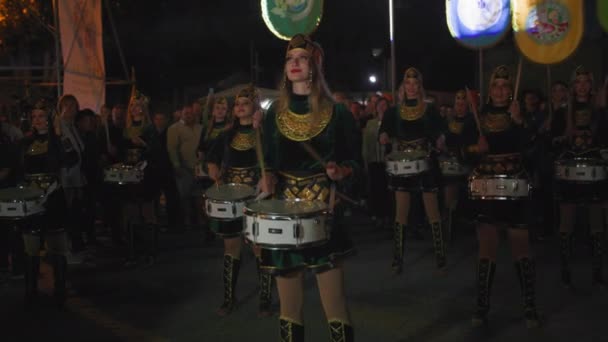 KHERSON, UKRAINE - 7 septembre 2021 Festival Melpomene de Tavria, groupe de batteuses en costumes joue des percussions lors du défilé festif de la ville en fin de soirée avec une foule de personnes en backgroun — Video