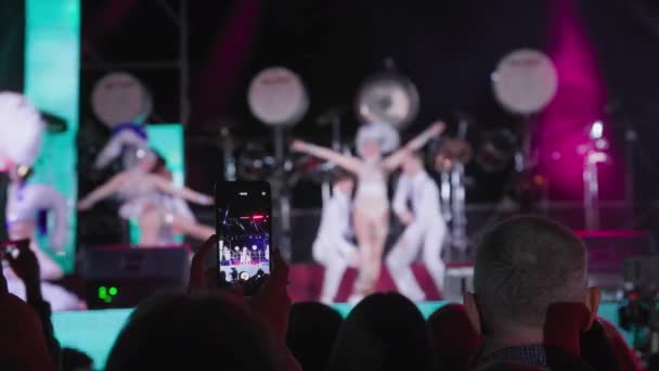KHERSON, UKRAINE - 7 вересня 2021 Фестиваль Melpomene з Таврії, люди мають мобільний телефон і концерти під час святкування міста серед натовпу людей. — стокове відео