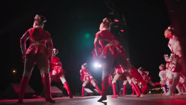 KHERSON, UKRAJINA - 7. září 2021 Festival Melpomene z Tavrie, radostné tanečnice s pampony tančí na jevišti během pozdně večerních oslav městských festivalů — Stock video