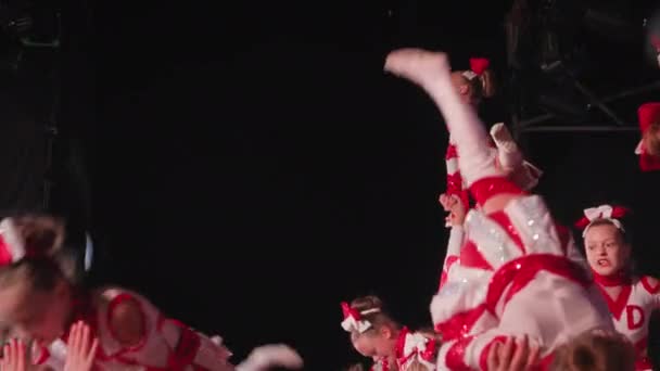 KHERSON, UKRAINE - 7 Eylül 2021 Tavria Melpomene Festivali, ponpon kız kostümlü kadın dansçılar gece geç saatlerde bir şehir konseri sırasında akrobatik hareketler yapıyorlar. — Stok video