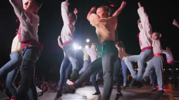 KHERSON, UKRAINE - 7 września 2021 Festiwal Melpomene z Tavrii, profesjonalni tancerze pokazowi synchronicznie tańczą na scenie podczas koncertu miejskiego w wieczornym tle promieni świetlnych — Wideo stockowe