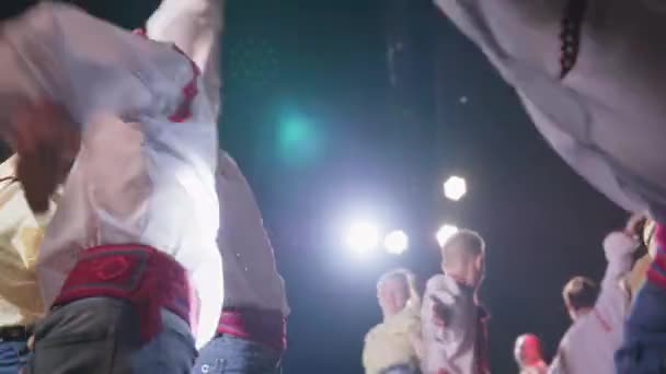KHERSON, UCRÂNIA - 7 de setembro de 2021 Festival Melpomene of Tavria, grupo de dançarinos masculinos e femininos se divertem dançando no palco durante o festival da cidade no cenário noturno de raios de luz — Vídeo de Stock
