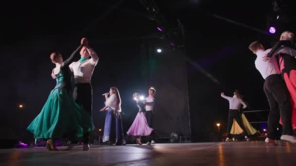 KHERSON, UKRAINE - September 7, 2021 Festival Melpomene of Tavria, young singer performs on stage with showroom during festive concert in city late in evening — Stock Video