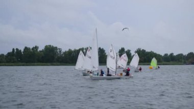 KHERSON, UKRAINE-SEPTEMBER 18, 2021: yelkenli yarışları, nehirde kürek yarışları, yelkenli tekneler