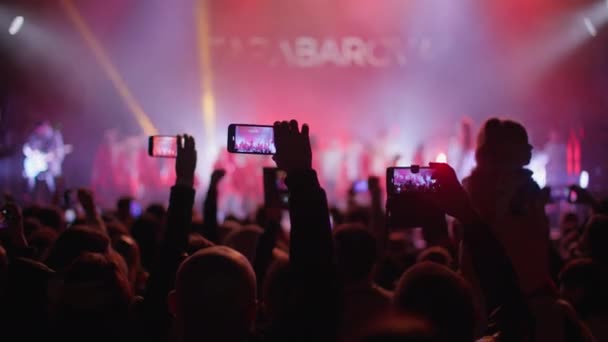 KHERSON, UKRAINE-WRZESIEŃ 7, 2021: Festiwal Melpomene w Tavrii, ludzie na koncercie przed sceną z telefonami komórkowymi nagrywającymi spektakl na zewnątrz w nocy — Wideo stockowe
