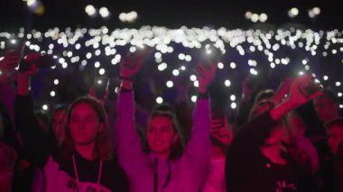 KHERSON, UKRAINE-SEPTEMBER 7, 2021: Tavria Melpomene Festivali, açık hava konseri, el sallayan el fenerleriyle gençlik ve açık havada gece festivalinde canlı müzik keyfi