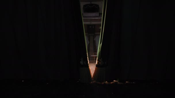 Teatro clásico vacío con cortinas de terciopelo verde y sillas cubiertas de tela, escenario de apertura con iluminación antes del inicio del espectáculo — Vídeo de stock