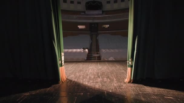 Opona se otevírá, prázdné divadelní jeviště s reflektory a sametovými závěsy, prázdný sál během pandemie koronaviru — Stock video