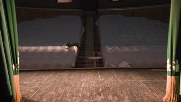Tom klassisk teater med spotlights, gardiner öppnas på vyn av rader av tomma platser inne teater eller opera, inga människor i hallen på grund av pandemi — Stockvideo