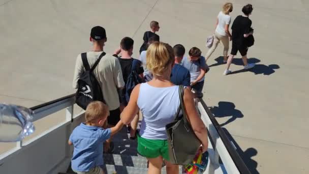 ANTALYA, TURKEY - LIPIEC 21, 2021: pasażerowie schodzący schodami samolotu w ciepły letni dzień w zwolnionym tempie, turyści przybyli na wakacje z dziećmi — Wideo stockowe