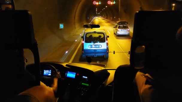 ANTALYA, TURKEY - JULI 21, 2021: busrit door donker verlichte tunnel, zicht op de eerste persoon vanuit het oogpunt van de passagier tijdens een roadtrip — Stockvideo