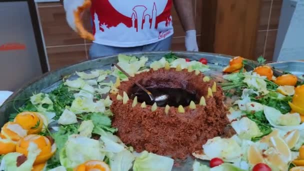 KEMER, TURCHIA - 22 LUGLIO 2021: Cucina nazionale turca, porridge con sciroppo e tanta verdura e frutta in un grande vassoio al festival gastronomico — Video Stock