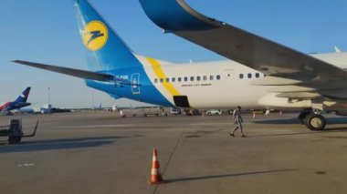 ANTALYA, TURKEY - 31 Temmuz 2021: Havaalanından geçen otobüsün penceresinden birçok yolcu uçağı pistte.