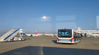 ANTALYA, TURKEY - 31 Temmuz 2021: Airdrome 'da birçok yolcu uçağı ve makine, havaalanından geçen otobüs penceresinden görüntülendi