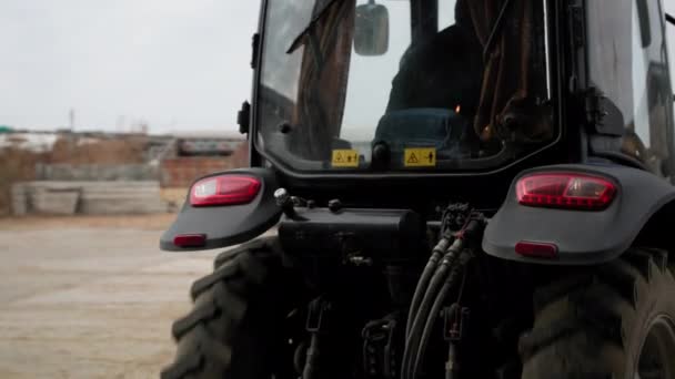 Moderni maatila, traktorin lapio terä jakeluun rehun lypsylehmien varastointi palkki — kuvapankkivideo