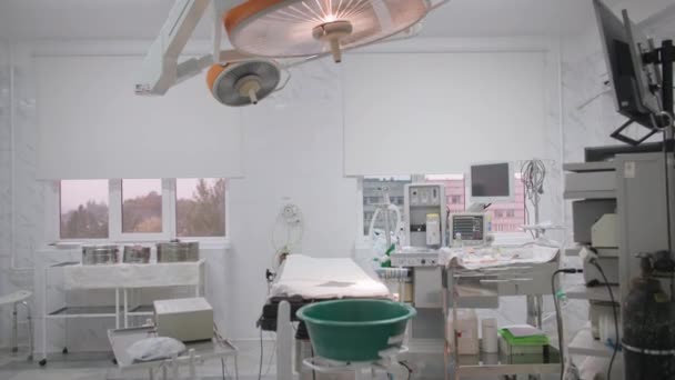 Лікарня, операційна кімната з сучасним обладнанням для лікування пацієнта — стокове відео