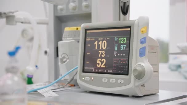 Modern medical equipment shows on monitor indicators of persons health status during treatment of a disease in operating room of clinic — Wideo stockowe