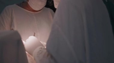 Sağlık hizmetleri, ameliyat odasında hasta kalbine anestezi uygulanan karmaşık bir tıbbi operasyon.