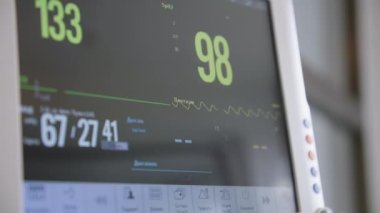 Modern tıbbi ekipmanlar monitör ekranında ameliyat sırasında hastanın durumunu gösteriyor. Metin klipsli cümle solunum, pletizma, yeni doğan, alarmlar, bekleme, kablo bağlantısı kopması, nabız