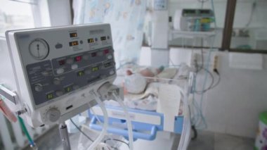 bebek bakımı, modern tıbbi ekipmanlar yeni doğan çocuğun sağlık durumunun sağlık servisinde olduğunu gösteriyor