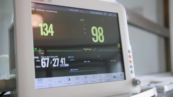 Modern medical equipment, monitor screen is connected to patient during operation, shows state of person under anesthesia, text appears in clip phrase breathing, plethysm, newborn, alarms, waiting — Stockvideo