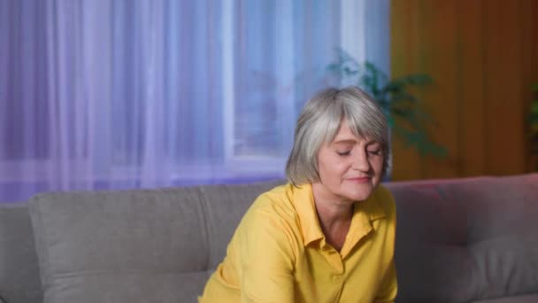 Lebensstil und Gesundheitsfürsorge im Alter, Porträt einer alten Frau, die zu Hause frisches sauberes Wasser aus transparentem Glas trinkt — Stockvideo
