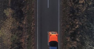 Köy çiftçiliği, süt tankıyla yük yolu taşımacılığının hava görüntüsü mandıraya veya müşterilere gidiyor