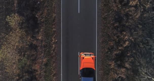 Köy çiftçiliği, süt tankıyla yük yolu taşımacılığının hava görüntüsü mandıraya veya müşterilere gidiyor — Stok video