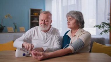 Kardiyoloji, kan basıncını ölçen yaşlı çift, yüksek tansiyonlu yaşlı karı ve koca, sağlığa dikkat edin.