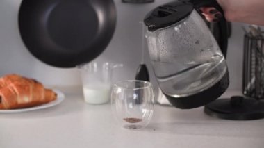 Kahve molası, kadın kahve yapar hazır tahıl ve şekeri fincana döker ve sabahın erken saatlerinde mutfağa kaynar su döker.