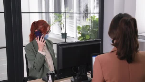 Siker a munkahelyen, boldog nő visel orvosi maszk kap jó hír a telefonon dob papírok és könyök érintő koronavírus és világjárvány óvintézkedések az irodában — Stock videók