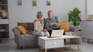 Yaşlı insanların video görüşmeleri oluyor, sevimli büyükanne ve büyükbabaları evde otururken bilgisayarlarında kamerayla iletişim kurarken eğleniyorlar.